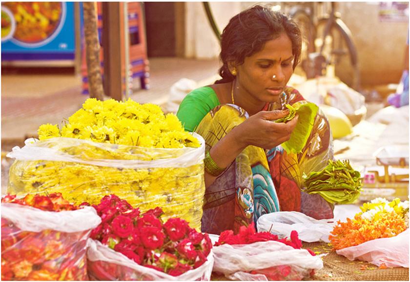 How has Sarojini Naidu brought out the vibrancy of the bazaars of Hyderabad?<