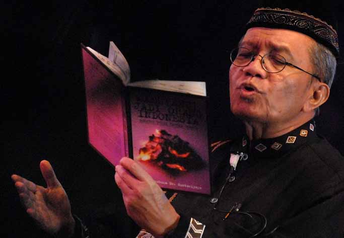 Ringkasan dan Analisis Puisi Dari Catatan Seorang Demonstran Karya Taufiq Ismail: 2022<